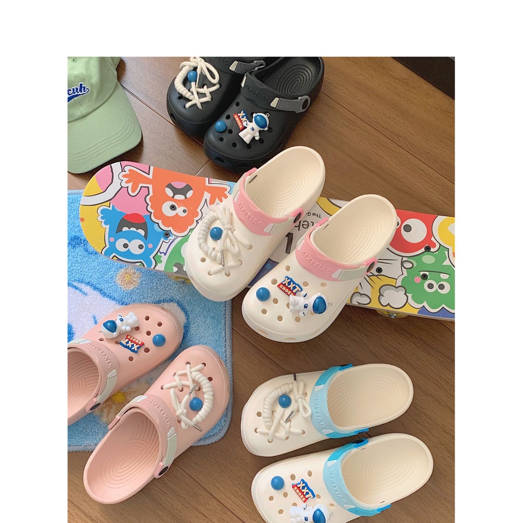 Dép crocs thời trang phi hành gia