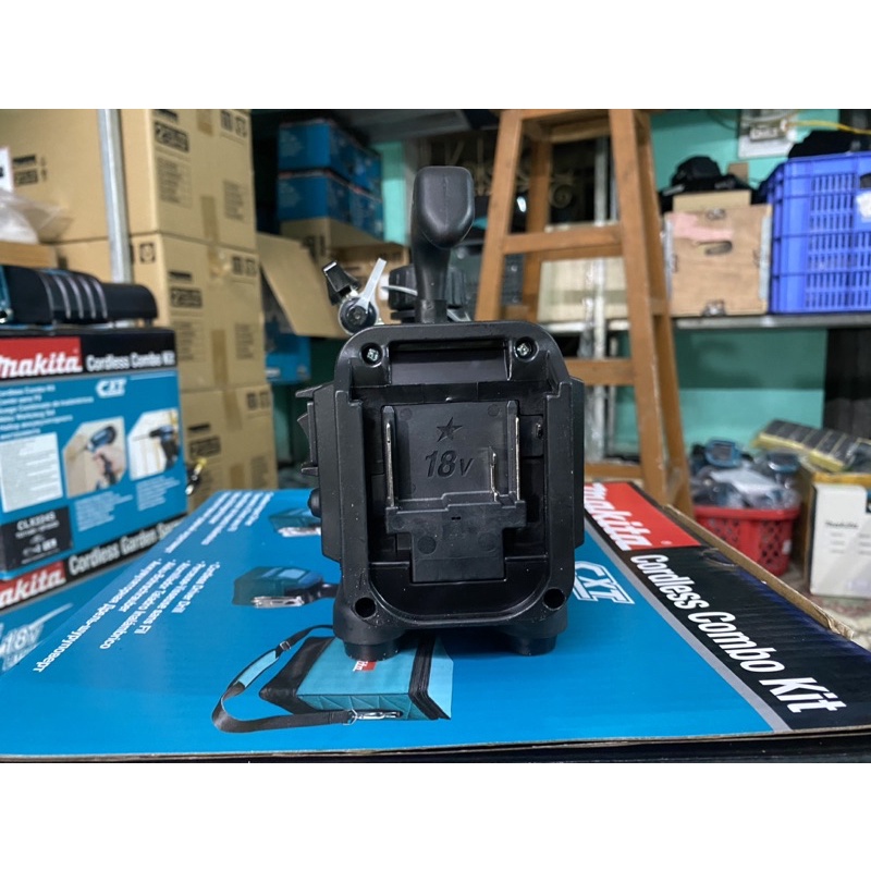 Máy hút chân không dùng pin 18V Makita DVP180Z