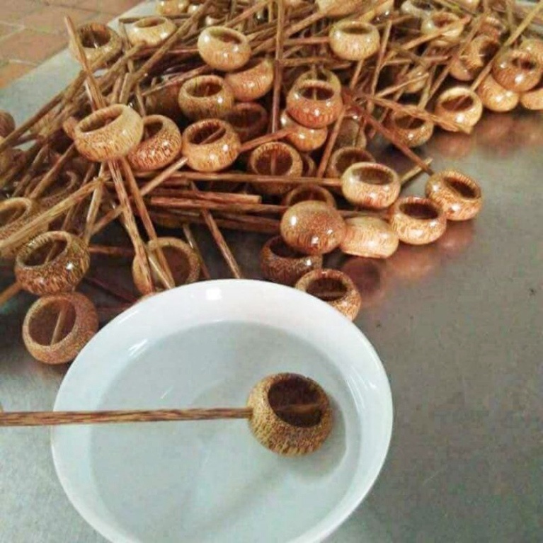 Gáo Dừa Múc Rượu