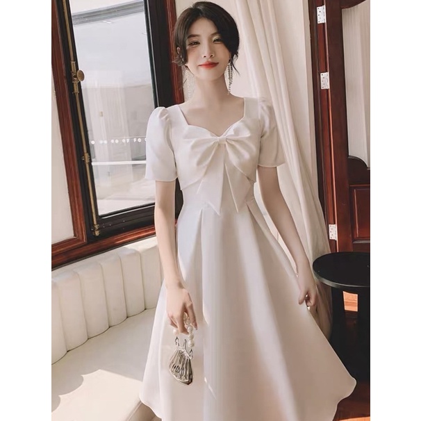 Đầm trắng phối nơ trước ngực