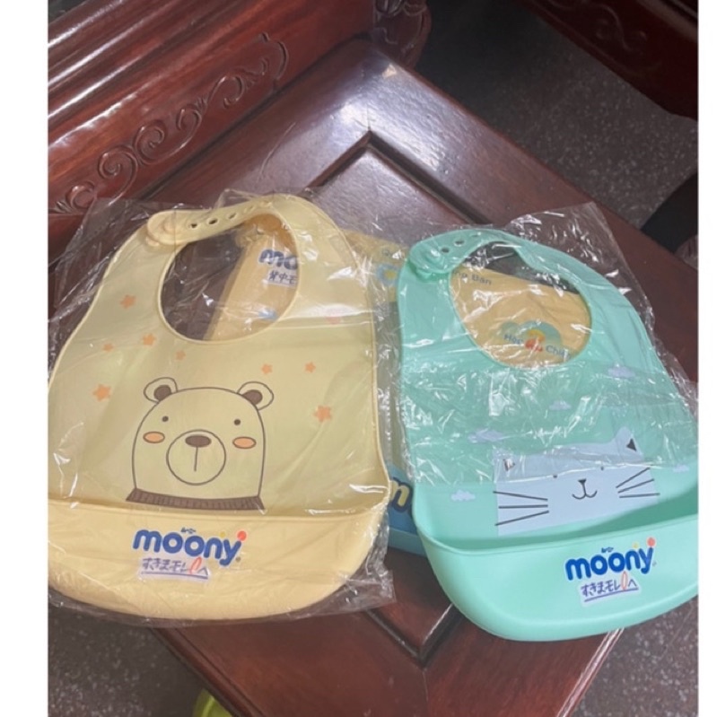 Set 2 yếm ăn dặm trẻ em hkm moony màu xanh màu vàng