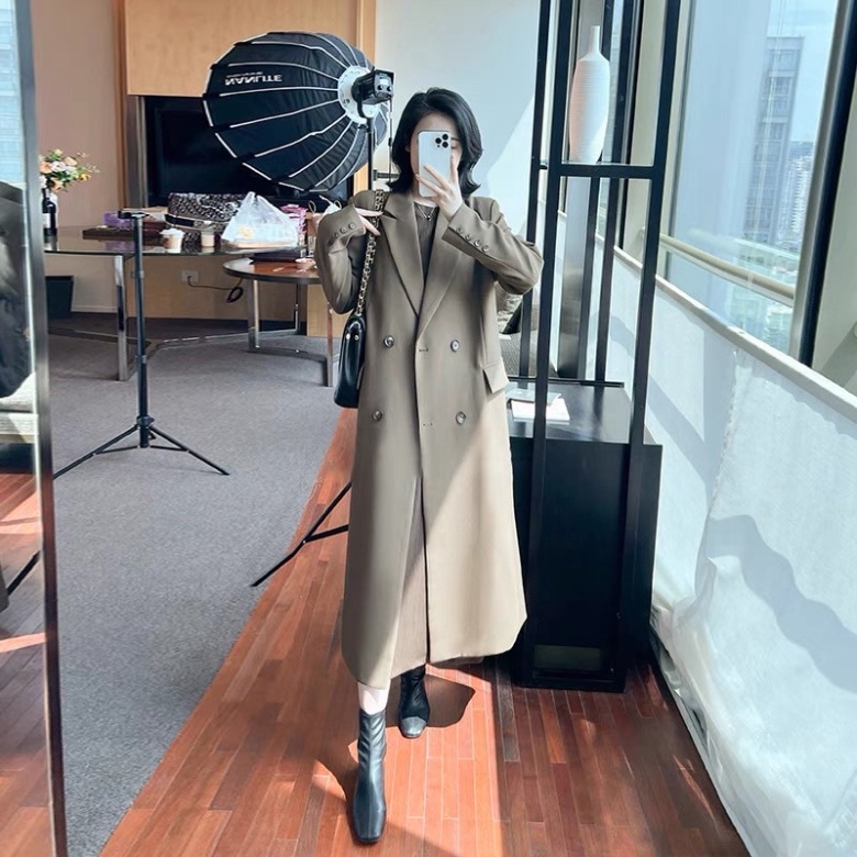 Áo khoác blazar dáng dài hai màu nâu tay và đen