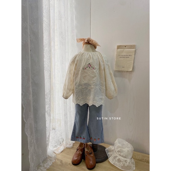 Quần jean ống loe thêu gấu cho bé