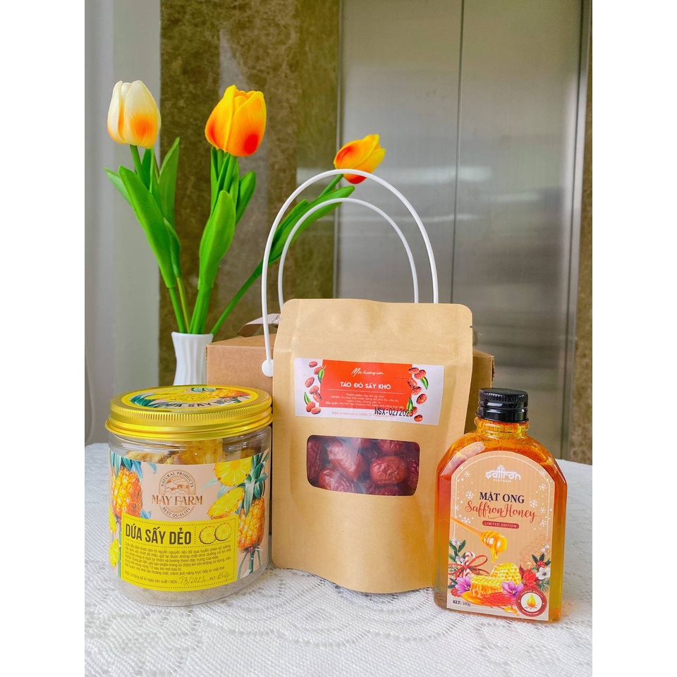 Set quà tặng Saffron ngâm mật ong kết hợp cùng dứa và táo đỏ, phù hợp tặng mẹ, vợ, người yêu, đồng nghiệp.