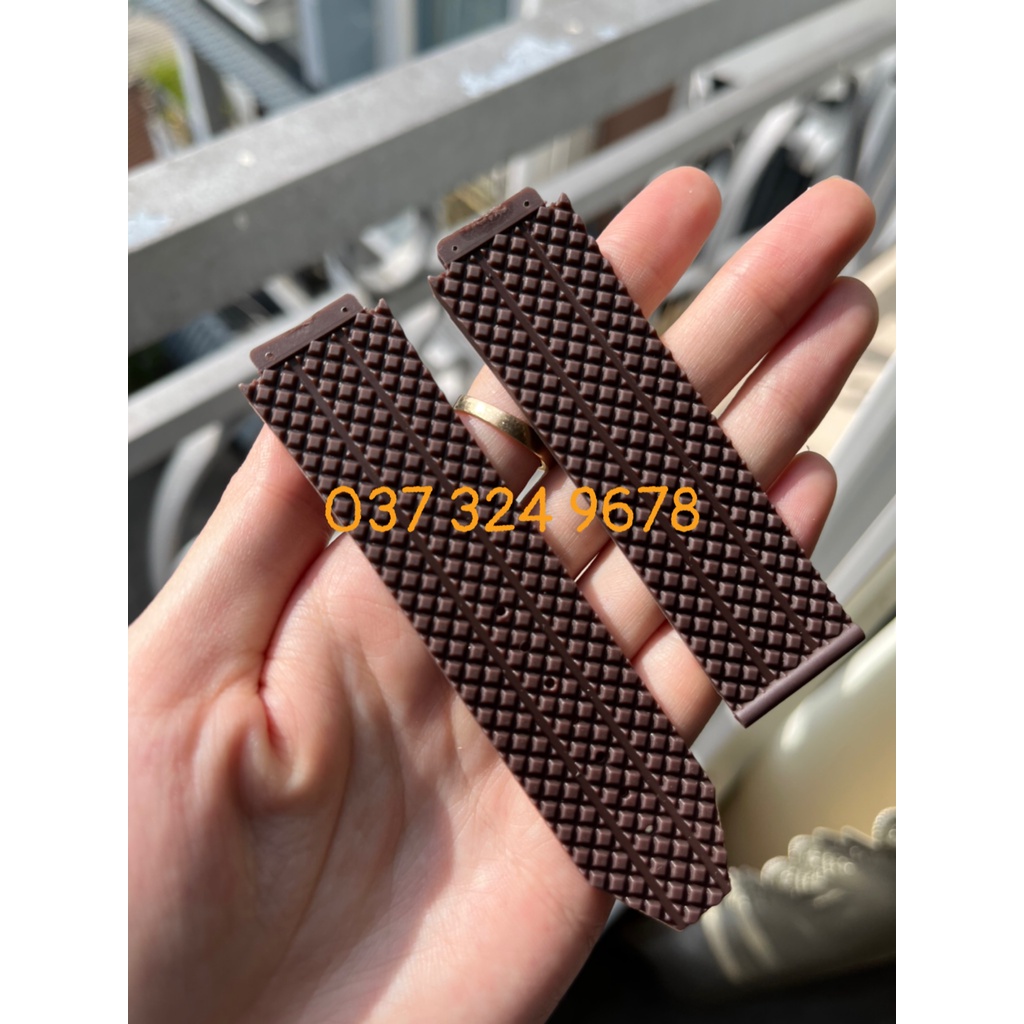 Dây đồng hồ HUBLOT case 45mm cao su hạt nâu size dây A = 17, B = 25, C = 22