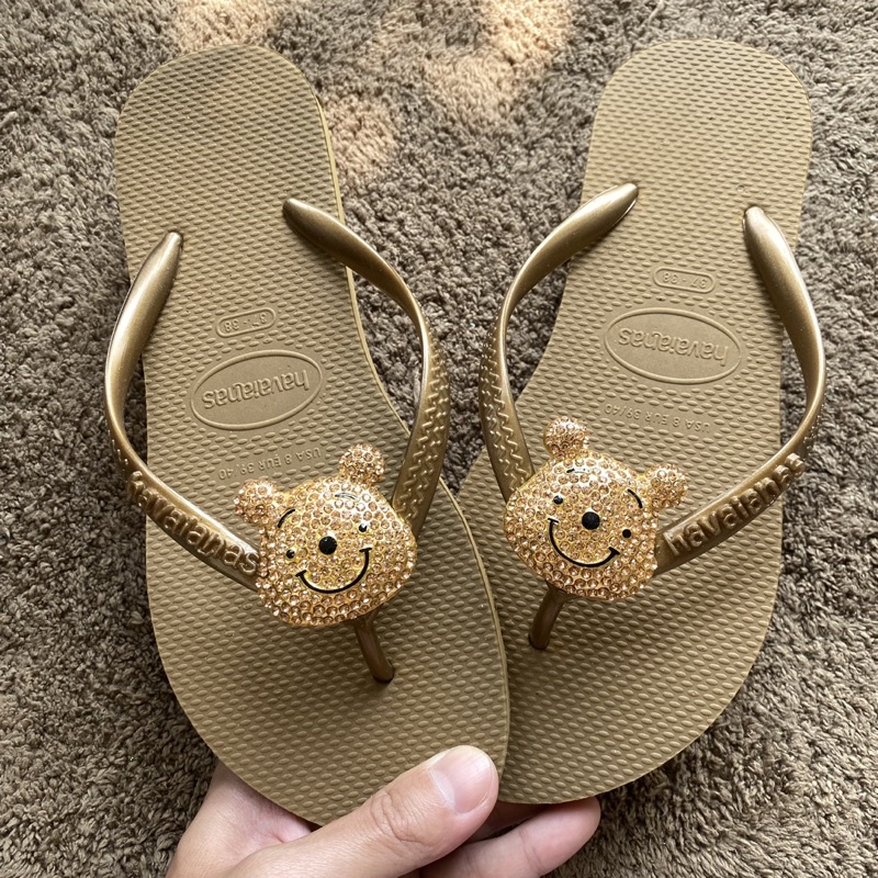 Dép xỏ ngón nữ chất liệu cao su gắn Charm Gấu Pooh