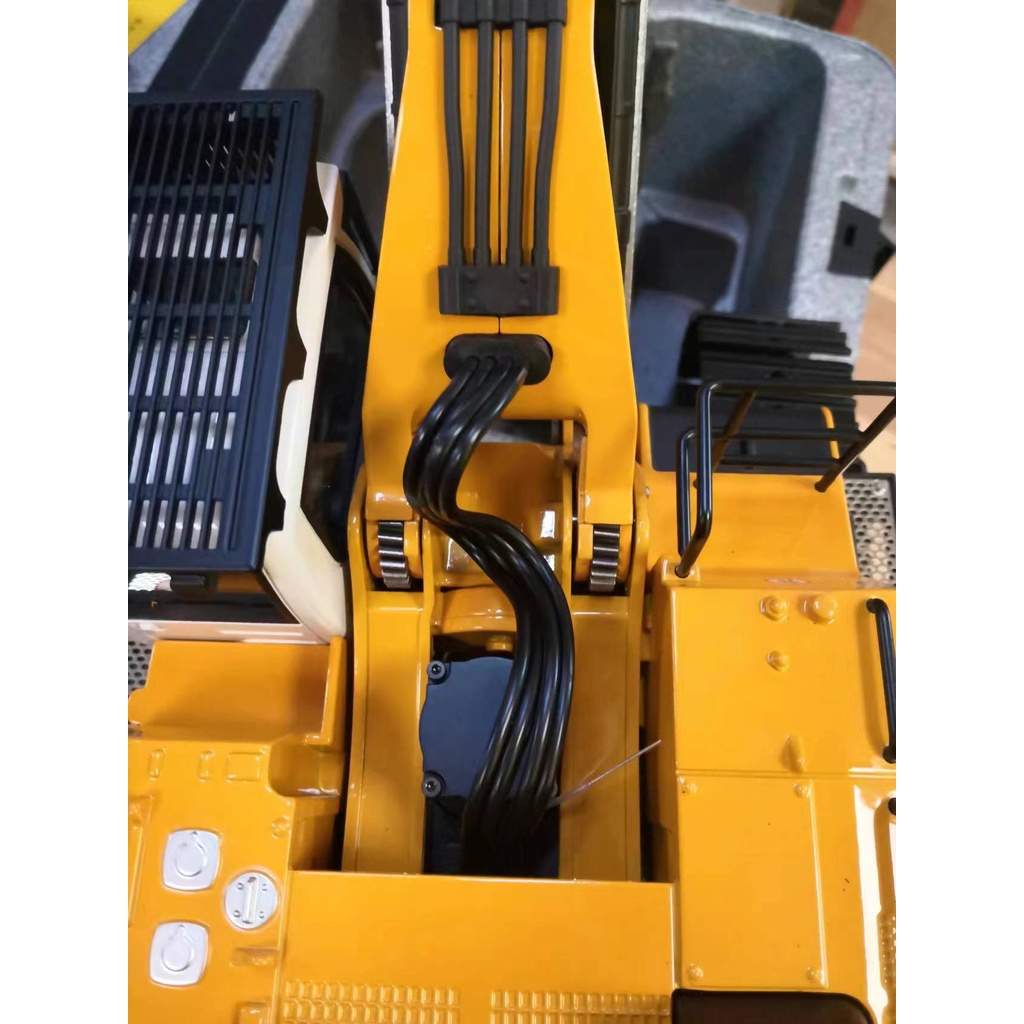 XE XÚC TRỤC VÍT PHUN KIM LOẠI HUINA 1599 HẠNG NẶNG