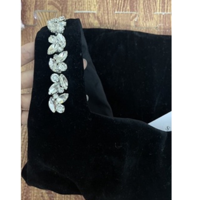 Đầm nhung dư tiệc hai dây thiết kế đính đá