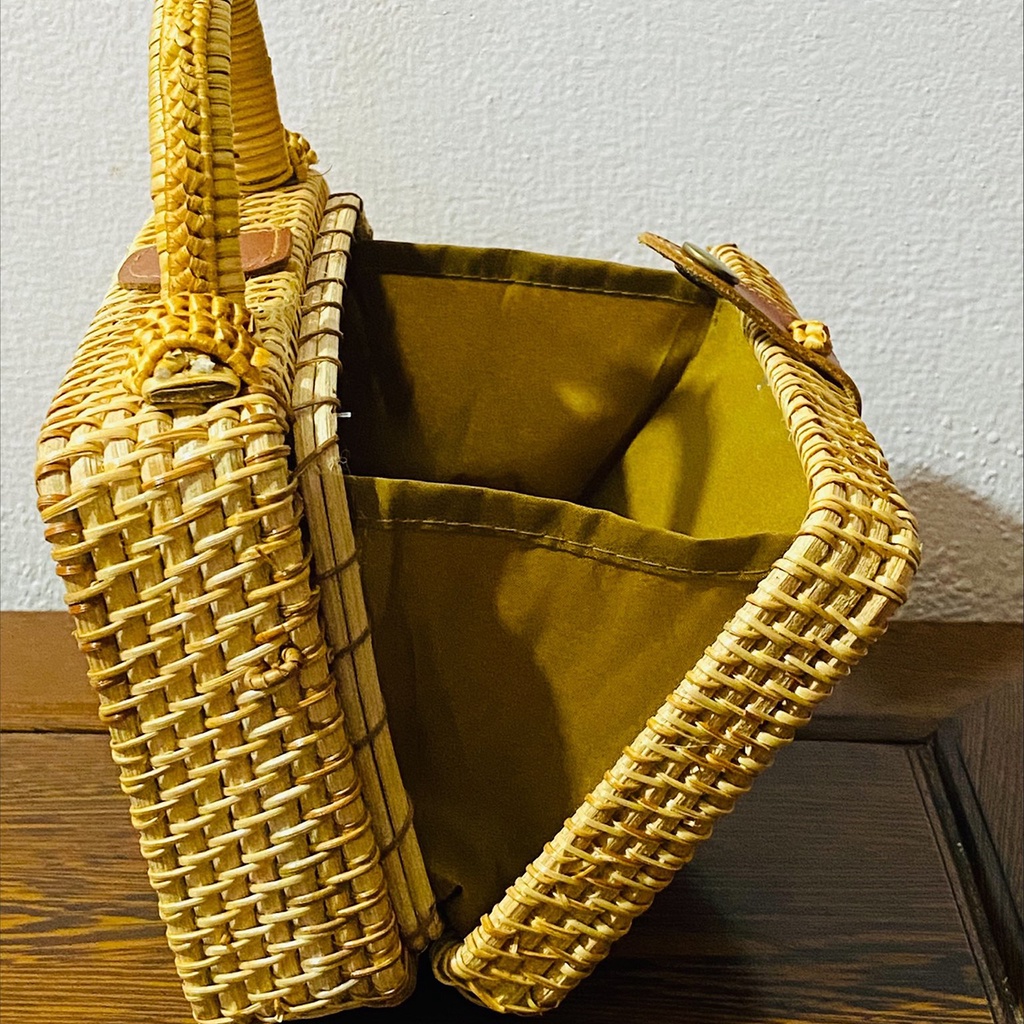 Túi xách mây tre đan, hình chữ nhật, có quai sách, kích thước 19x13h7, khóa bấm