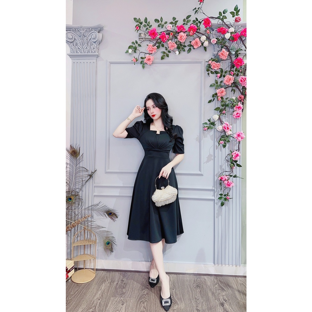 Da1545 . Váy đen xòe. Ngực cách điệu tay phồng. Vải poly co giãn siêu nhiều. Vải dày mềm ko nhăn.