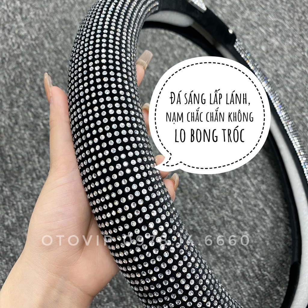 Bọc vô lăng đính đá lấp lánh size 38 phù hợp với mọi dòng xe hơi hàng cao cấp giúp xế yêu của bạn trở nên lung linh hơn