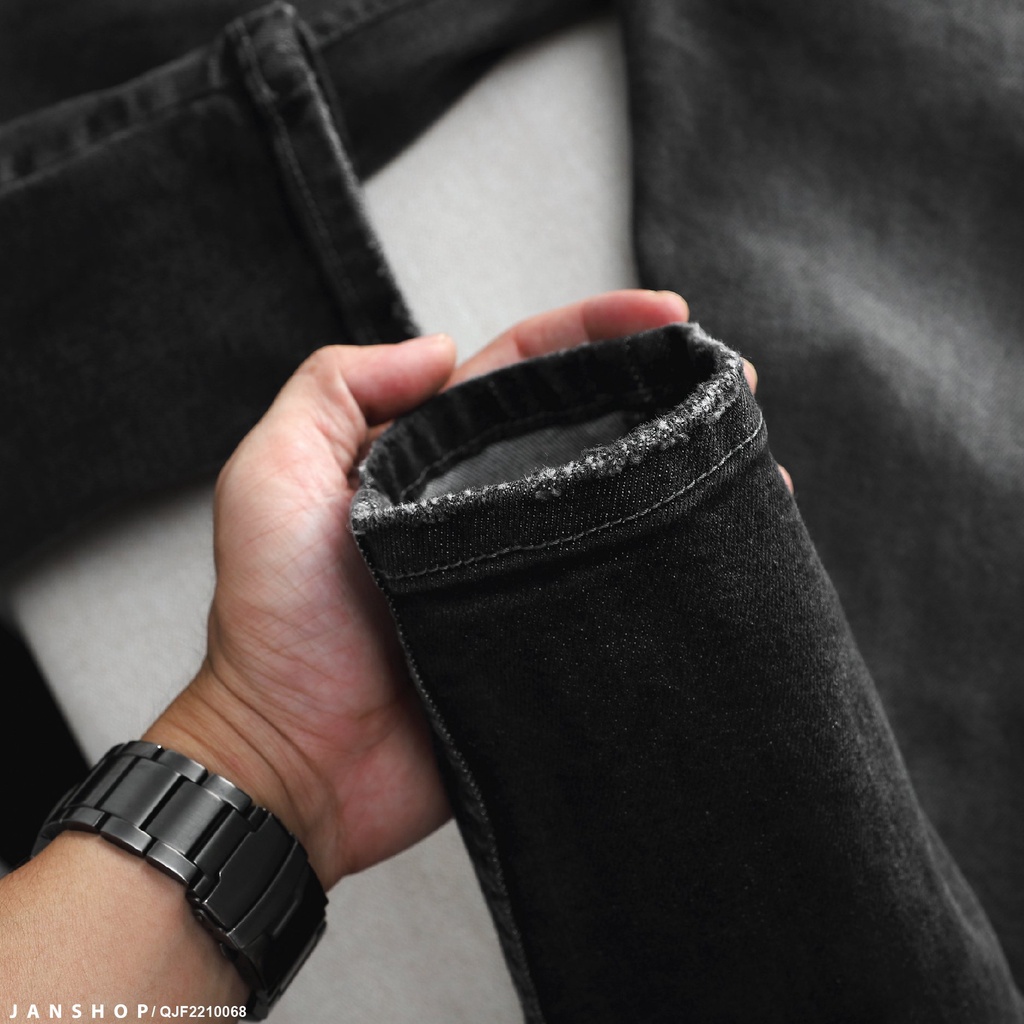 Jean đen streetstyle, sporty, basic, all styles, all items đều match với chiếc quần tone đen xám cổ điển