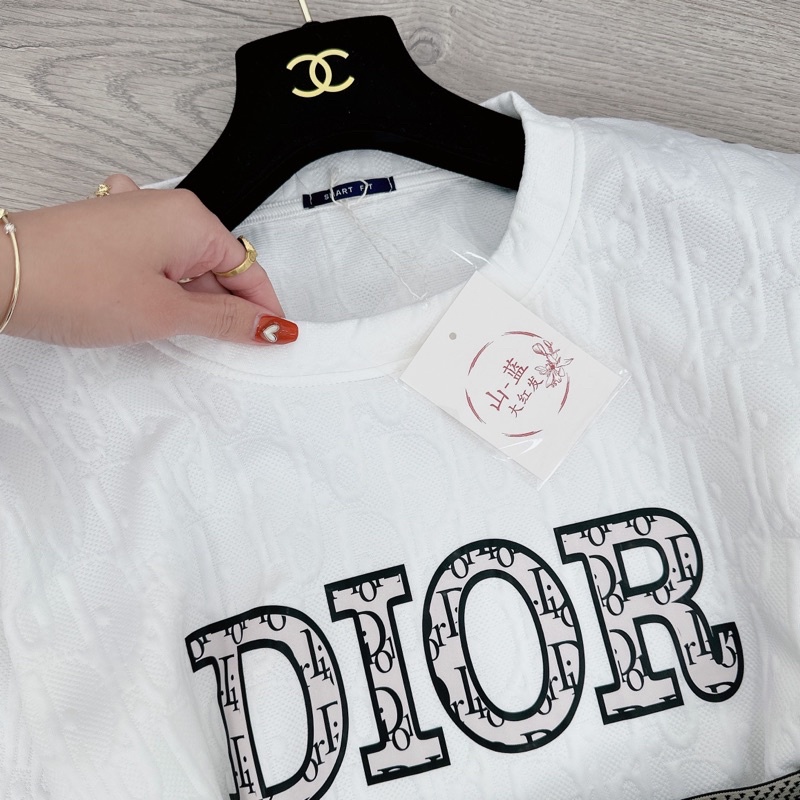 [ 𝐅𝐑𝐄𝐄 𝐒𝐇𝐈𝐏 ] Set áo phông dập nổi Di.or mix chân váy xếp ly siêu phẩm Áo xốp dập nổi QC cao cấp hoạ tiết chuẩn y mẫu