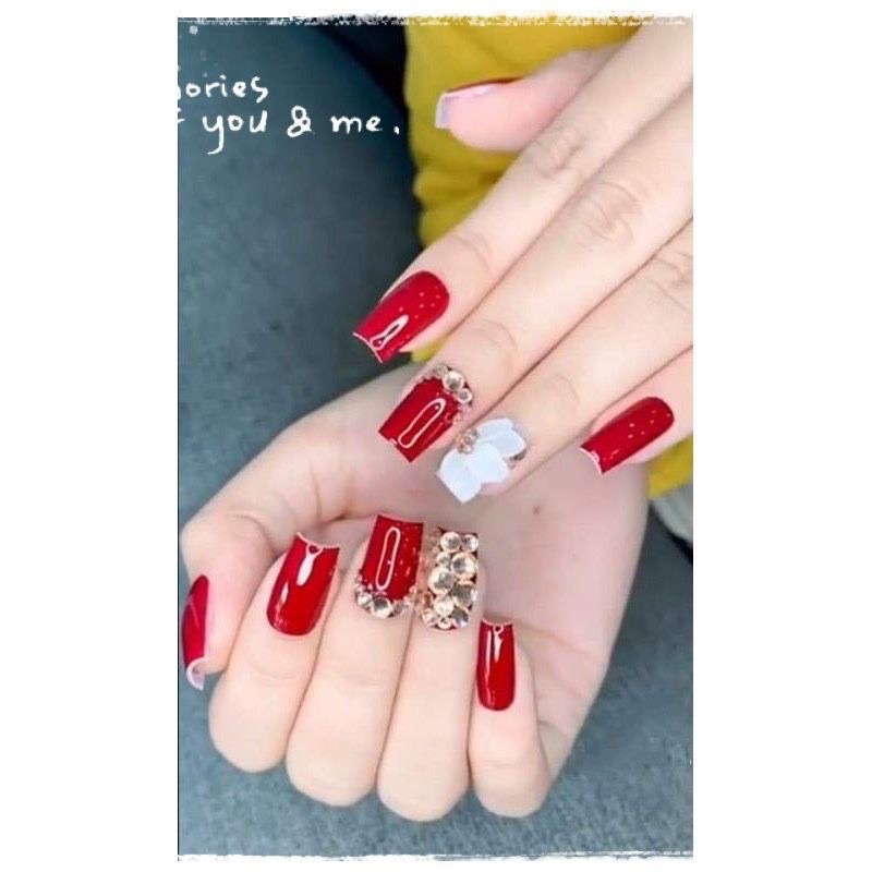 Móng tay giả đính đá