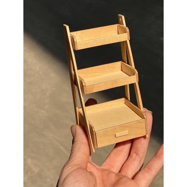 Mô hình kệ gỗ 3 tầng mini cho nhà búp bê