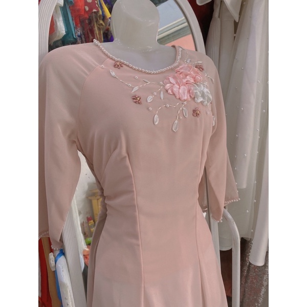 H06 Áo dài lụa hồng thêu ruy băng ngực 4 tà