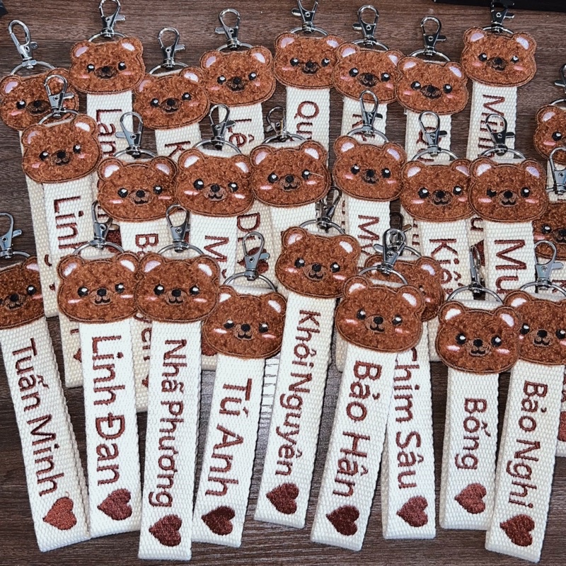 Name tag, móc khoá thêu tên theo yêu cầu