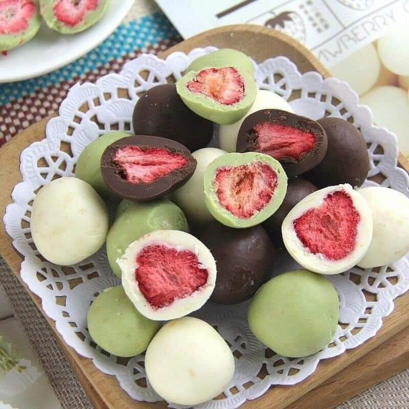 1 Gói Socola bọc dâu sấy 60gr