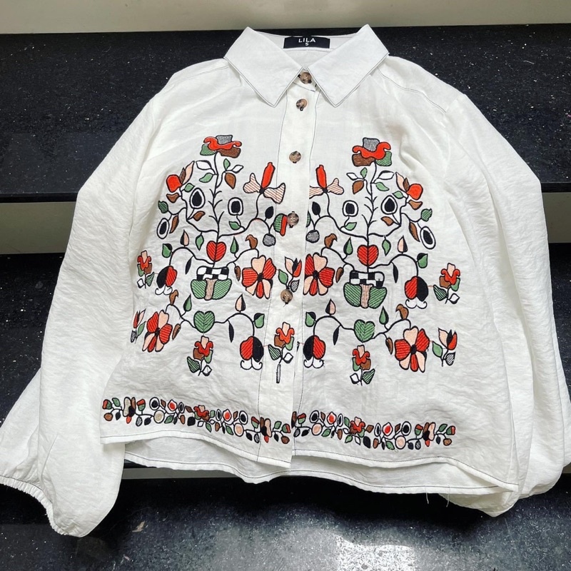 Áo thêu hoa chất đũi lụa ít nhăn.Hình cận vải shop chụp thật
