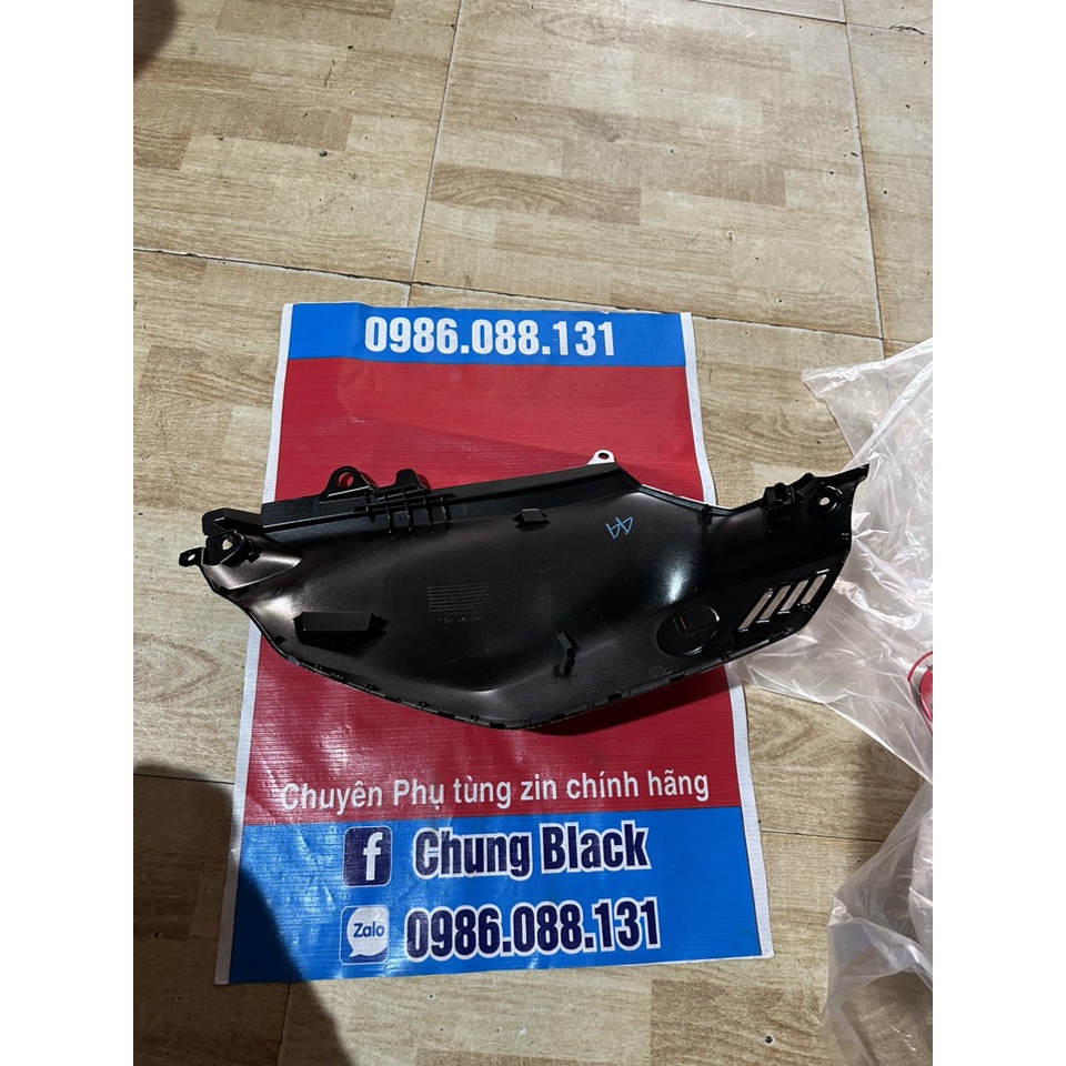 Ốp bình xăng trái R15V4 đen bóng zin chính hãng yamaha