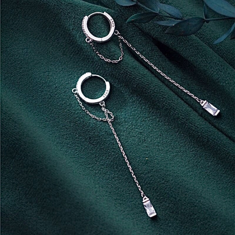 1 chiếc bông tai khoen rơi đá dài