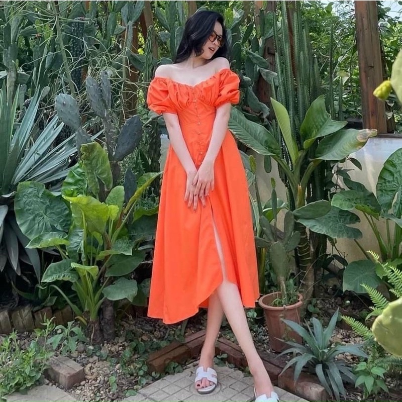 Đầm trễ vai nhúng ngực nút bọc màu cam neon