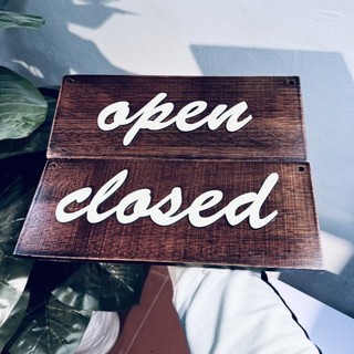 Bảng gỗ treo cửa 2 mặt open - close 12 khoaigo decor
