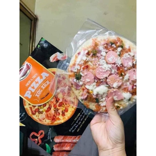 Pizza làm sẵn đông lạnh vị hải sản xúc xích bò bằm  / phô mai bào
