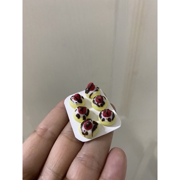 Mô hình bánh mini bằng đất sét 4K/ 1c