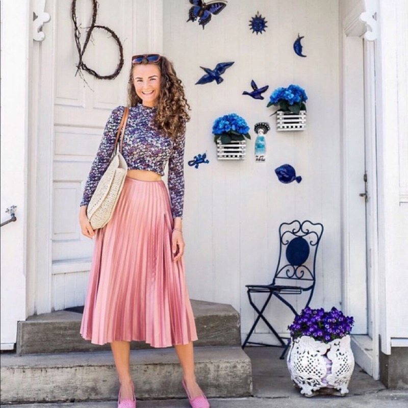 Váy satin ZARA xếp ly hồng