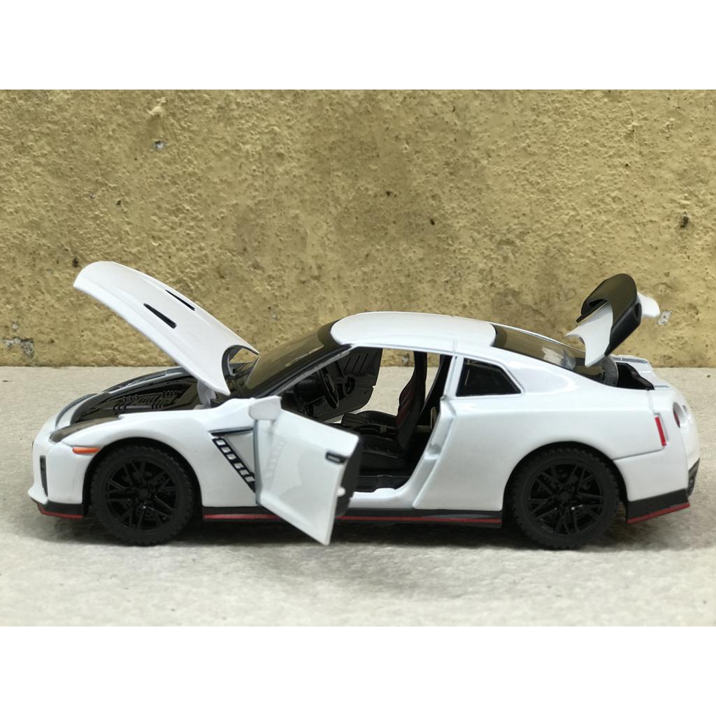 Mô hình xe ô tô NISSAN GTR - 1:32