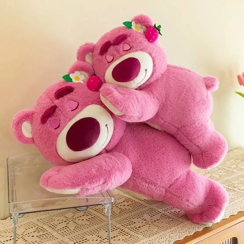 Gấu bông hồng tai gắn dâu lotso nằm ngủ mềm mại