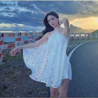 Đầm hoa nổi cổ yếm