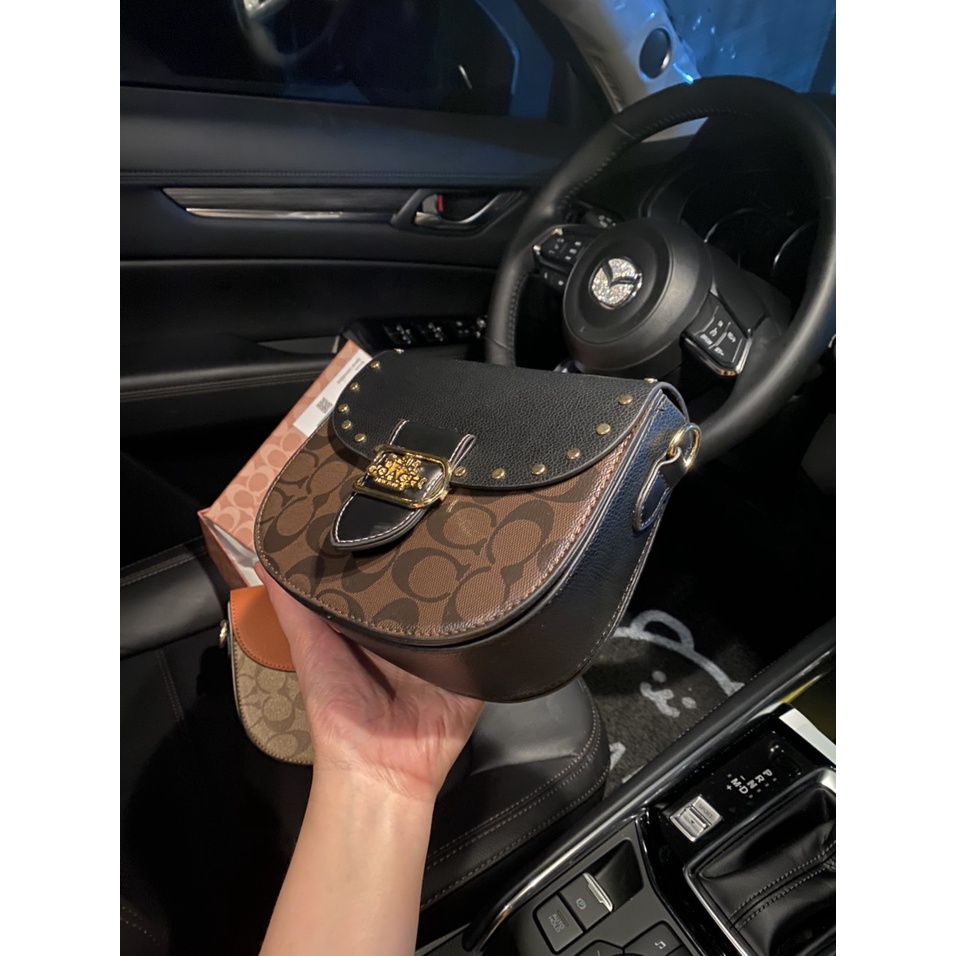 Túi Coach đinh dáng bầu đeo chéo siêu xinh- Size 20cm UY TÍN CHẤT LƯỢNG