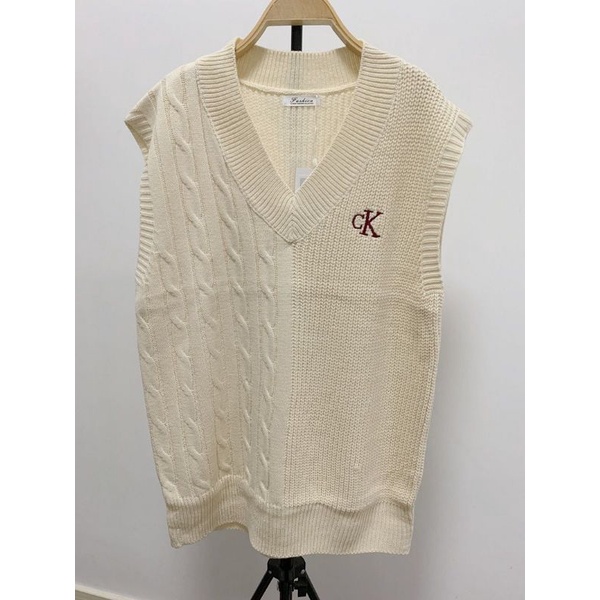 Áo gile len nữ sinh Jennie màu be vặn thừng một bên