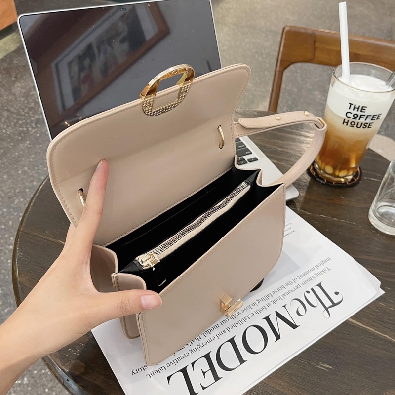 Túi đeo chéo kẹp nách nữ dây da khoá Q