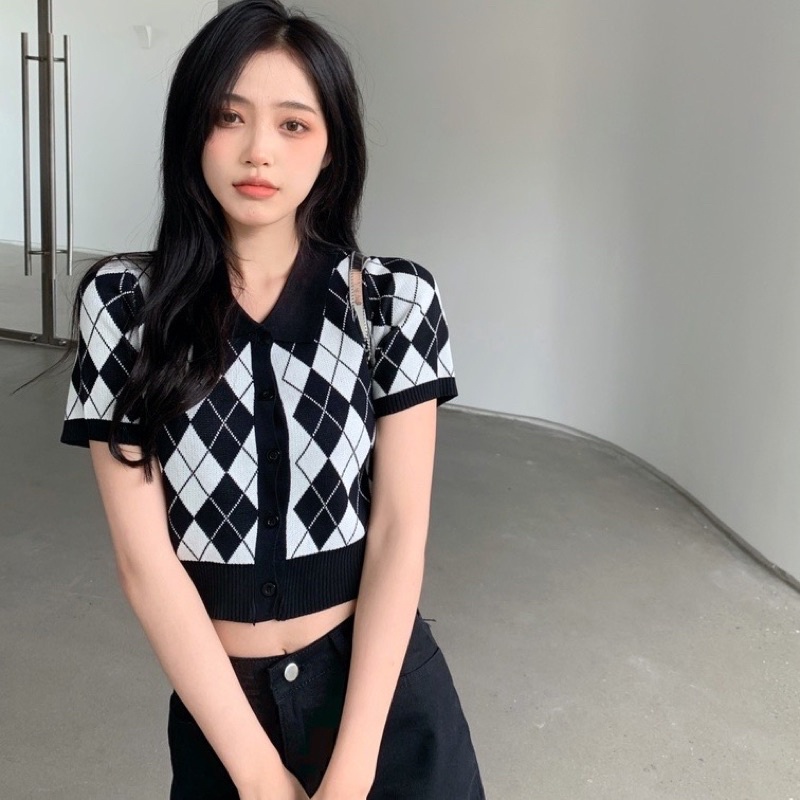 Áo croptop hoạ tiết ô trám