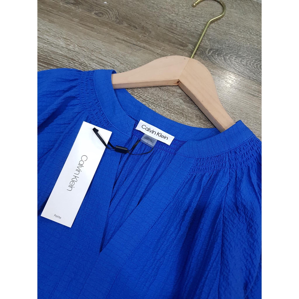 Váy CK màu xanh coban, kiểu tay cánh tiên