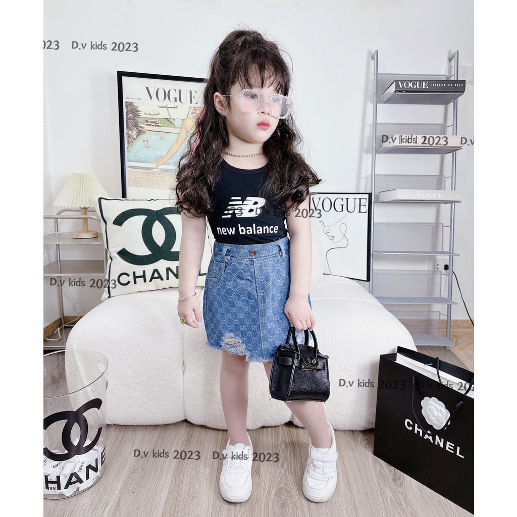 chân váy bò và áo ba lỗ