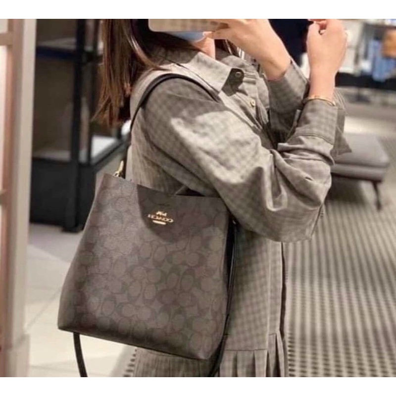 Túi Coach Town Bucket công sở size to
