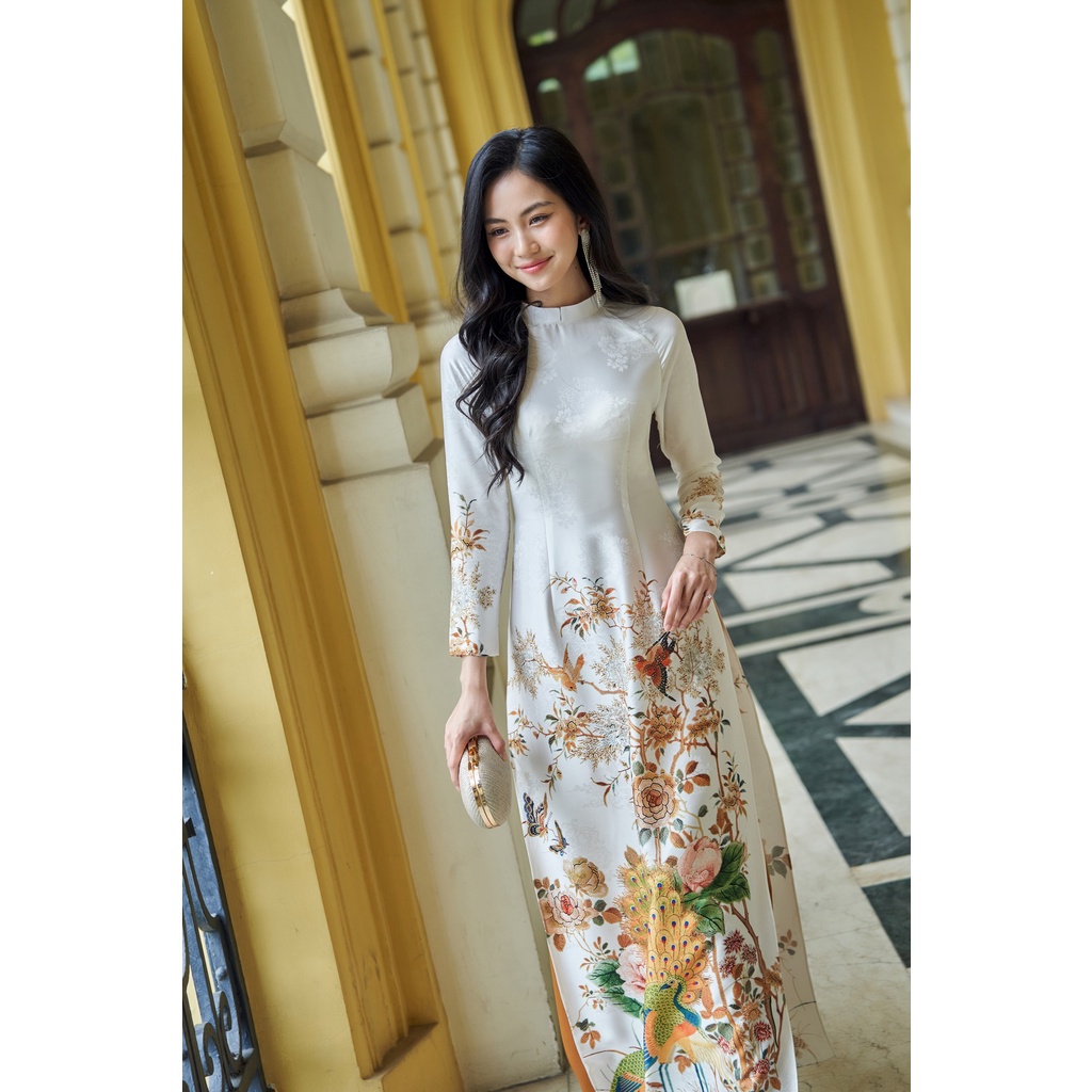 Áo dài truyền thống Lamia Design AD094 màu trắng họa tiết in khổng tước quyền lực