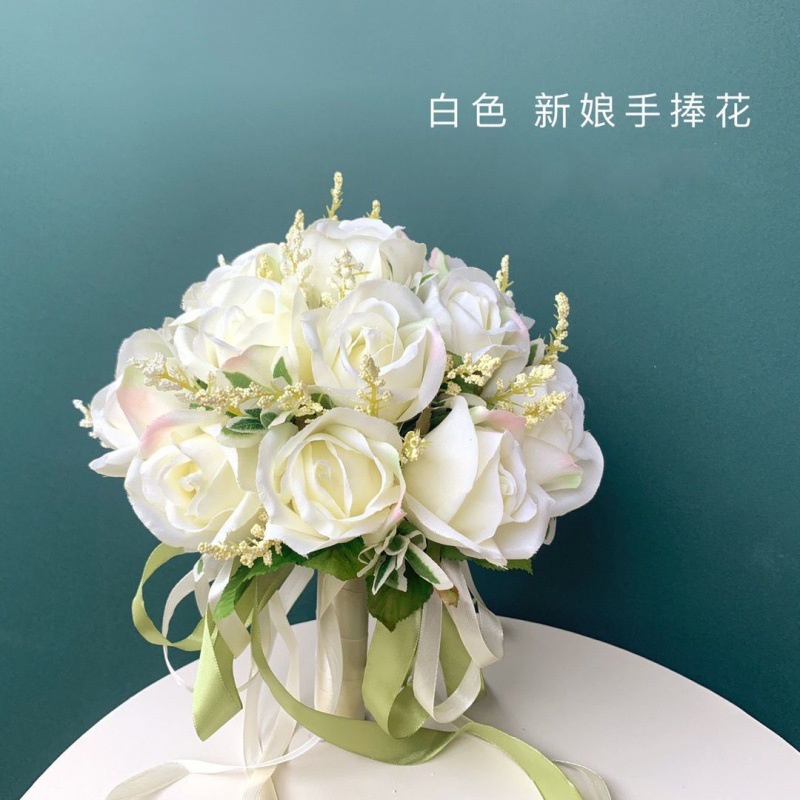 Bó hoa cưới cầm tay cho cô dâu từ hoa sáp thơm, lụa và hoa cắm điểm- Tặng hoa cài áo cho chú rể