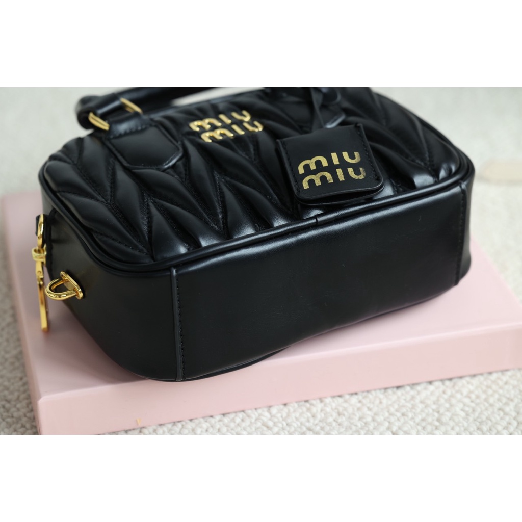 Túi cầm tay đeo chéo MIUMIU TRỐNG SZ21