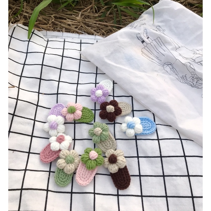 Kẹp len handmade đính hoa quá là cute