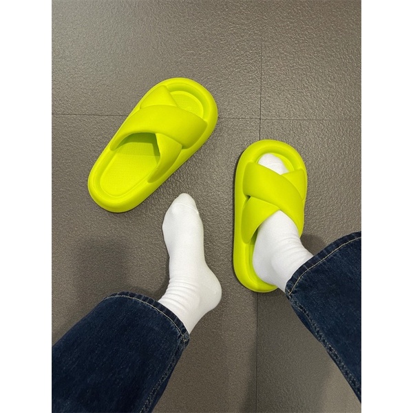 Dép bánh mì quai chéo chống trơn trượt