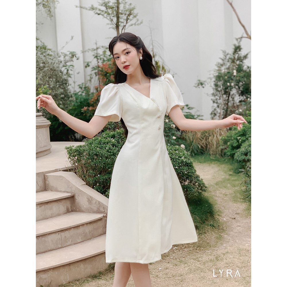 Váy thiết kế LYRA cổ V dáng dài cúc chéo tay bồng, chất vải thô xước Hàn Quốc cao cấp, phong cách nhẹ nhàng - LWTVD639