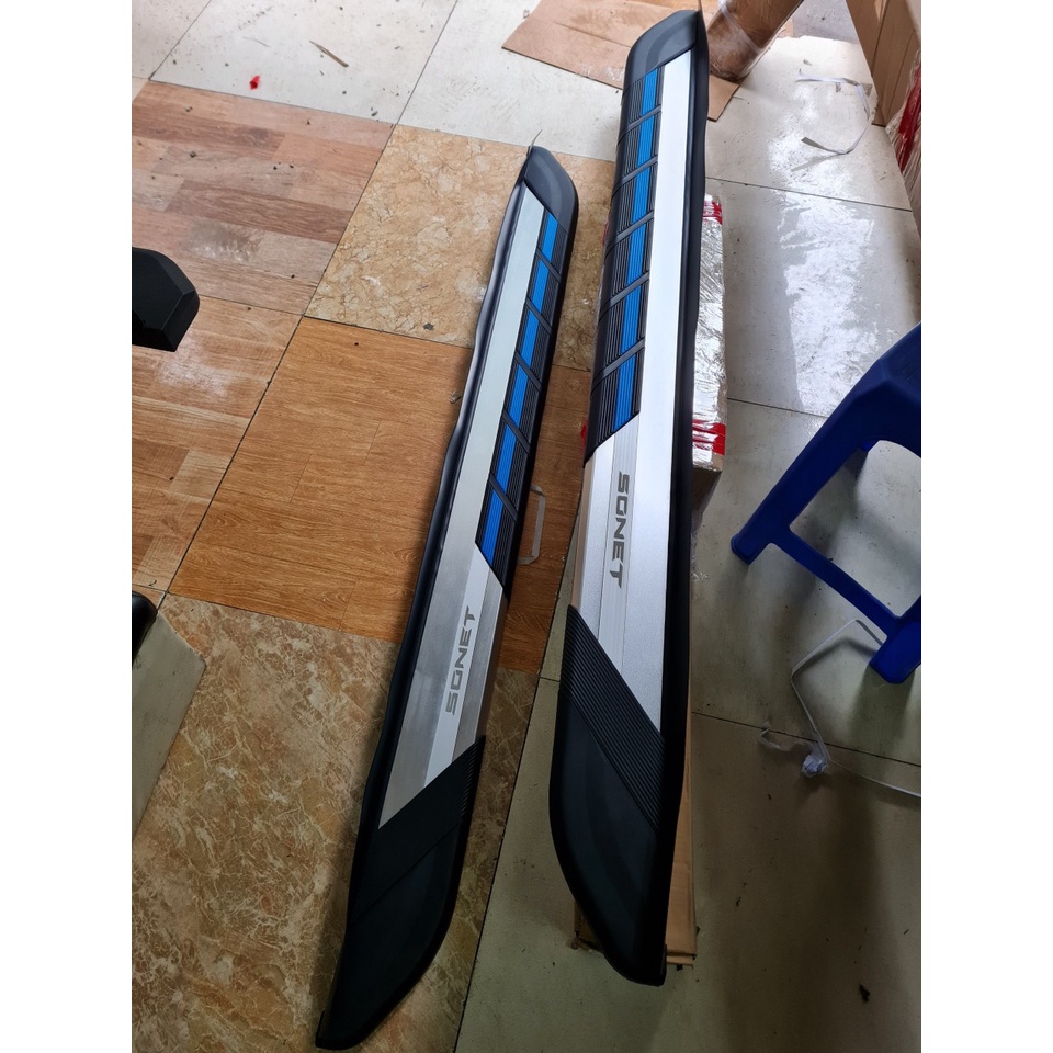 Bậc lên xuống, bệ bước chân Kia Sonet, khắc laser logo - hãng xe - số điện thoại mặt bậc. Siêu KM