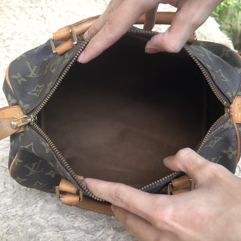 Túi chuẩn si. Túi qua sử dụng. Khách vui lòng xem hình nếu muốn biết thêm thông tin sản phẩm mời khách vô chat . Thanks.