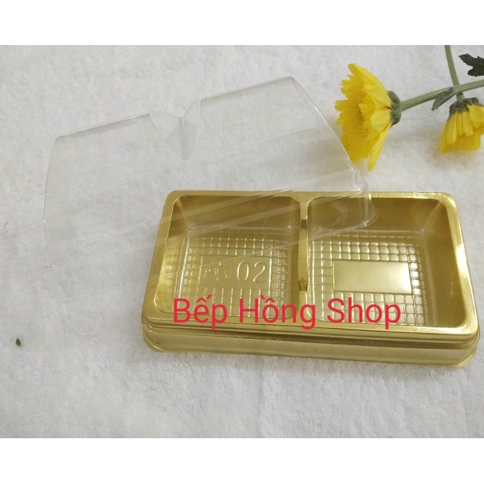 100 Hộp Nhựa Đựng Bánh 2 Ngăn Đế Vàng, kích thước mỗi ngăn 5.5 cm x cao 5.5 cm