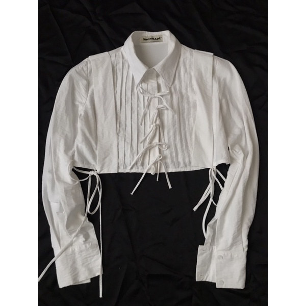 Áo sơ mi dáng crop màu trắng của ononmade